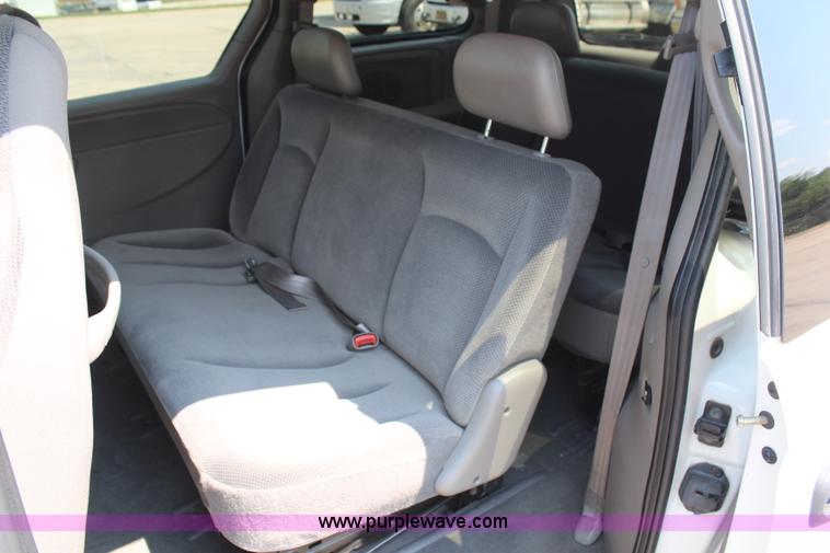 image for item G5203 2001 Dodge Caravan SE minivan