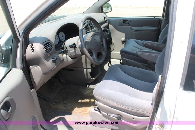 image for item G5226 2003 Dodge Caravan SE van