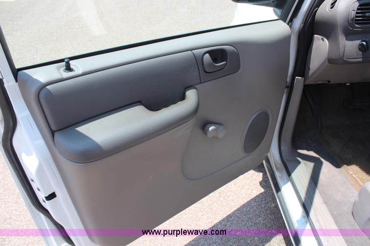 image for item G5226 2003 Dodge Caravan SE van