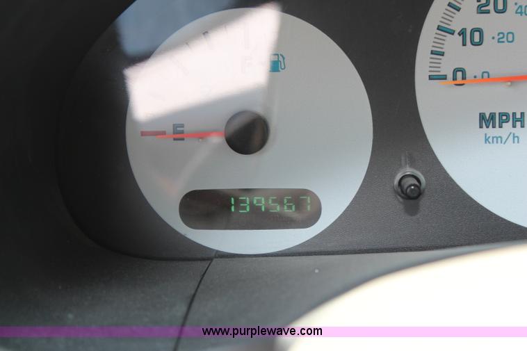 image for item G5226 2003 Dodge Caravan SE van