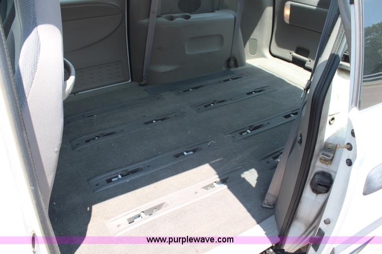 image for item G5226 2003 Dodge Caravan SE van