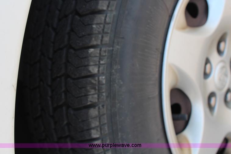 image for item G5226 2003 Dodge Caravan SE van