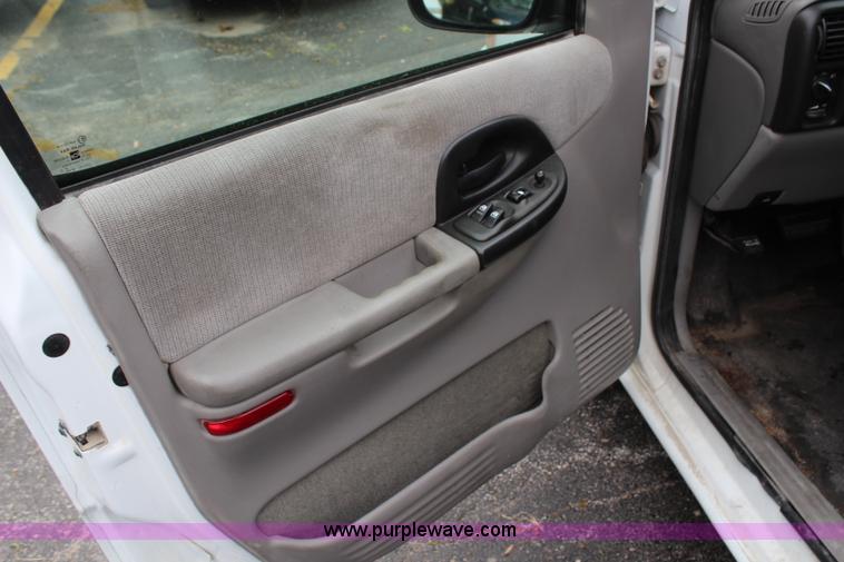 image for item G5243 2002 Chevrolet Venture minivan