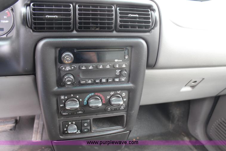 image for item G5243 2002 Chevrolet Venture minivan