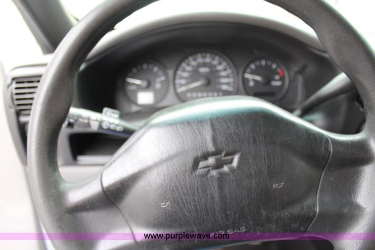 image for item G5243 2002 Chevrolet Venture minivan