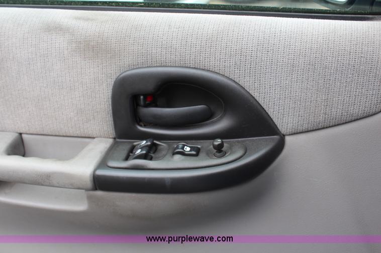 image for item G5243 2002 Chevrolet Venture minivan