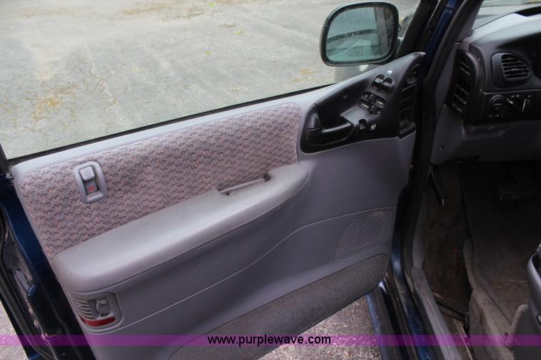 image for item G5328 2000 Dodge Grand Caravan SE van
