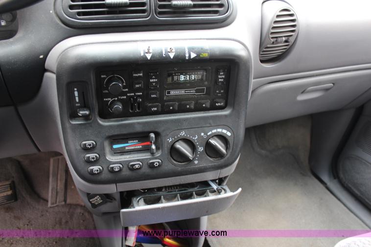 image for item G5328 2000 Dodge Grand Caravan SE van