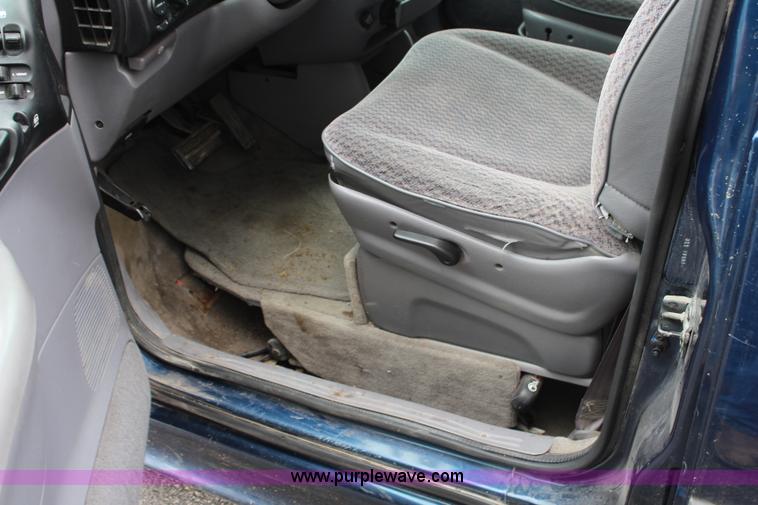 image for item G5328 2000 Dodge Grand Caravan SE van