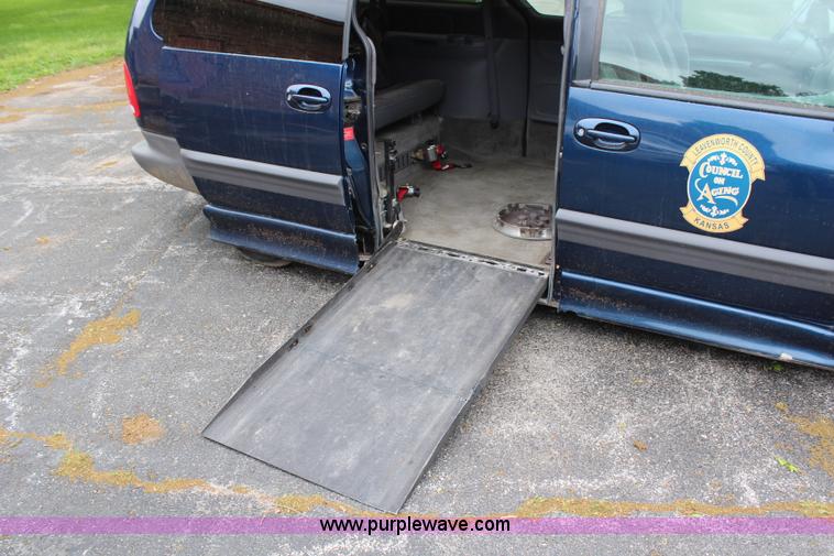 image for item G5328 2000 Dodge Grand Caravan SE van