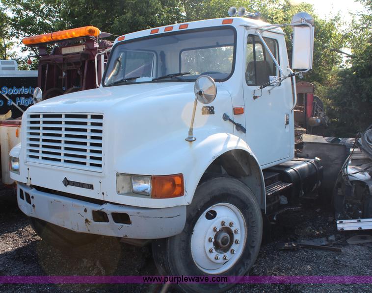 image for item G5390 1996 International 4700 semi truck