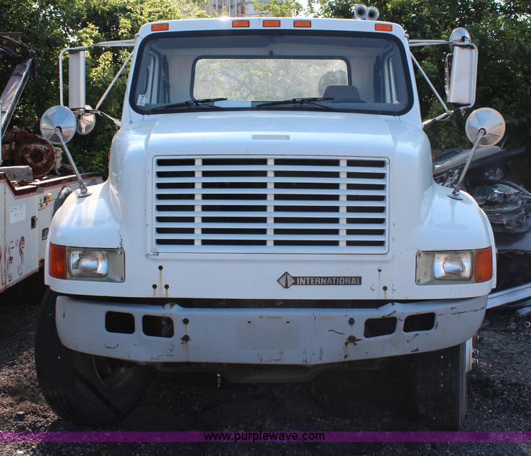 image for item G5390 1996 International 4700 semi truck