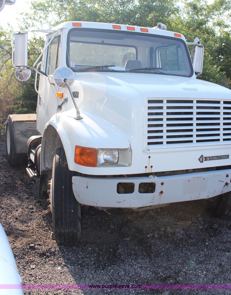 image for item G5390 1996 International 4700 semi truck