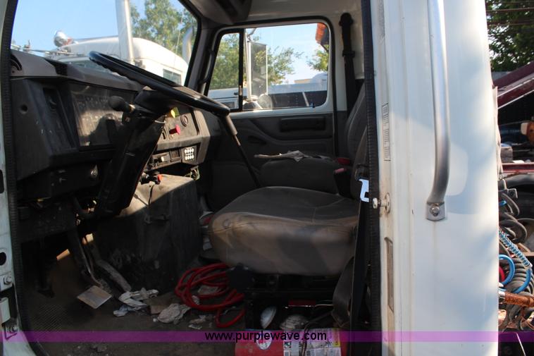 image for item G5390 1996 International 4700 semi truck