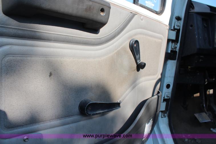 image for item G5390 1996 International 4700 semi truck