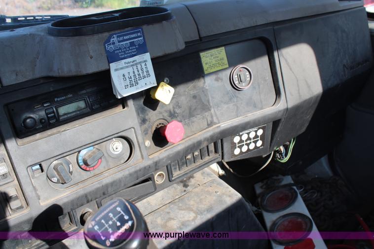 image for item G5390 1996 International 4700 semi truck