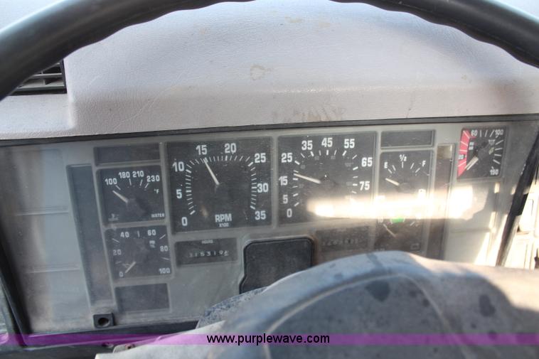 image for item G5390 1996 International 4700 semi truck