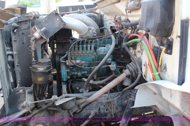 image for item G5390 1996 International 4700 semi truck