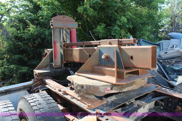 image for item G5390 1996 International 4700 semi truck