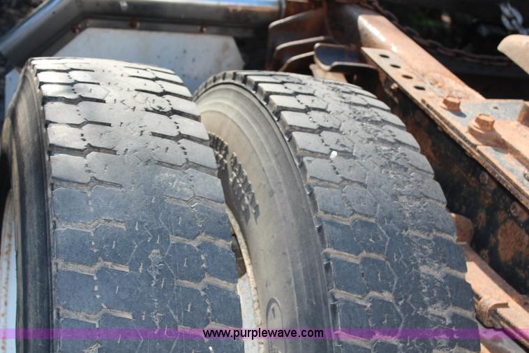 image for item G5390 1996 International 4700 semi truck