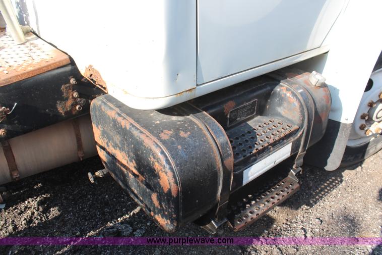 image for item G5390 1996 International 4700 semi truck