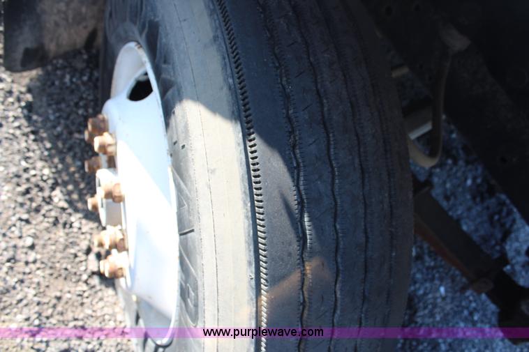 image for item G5390 1996 International 4700 semi truck