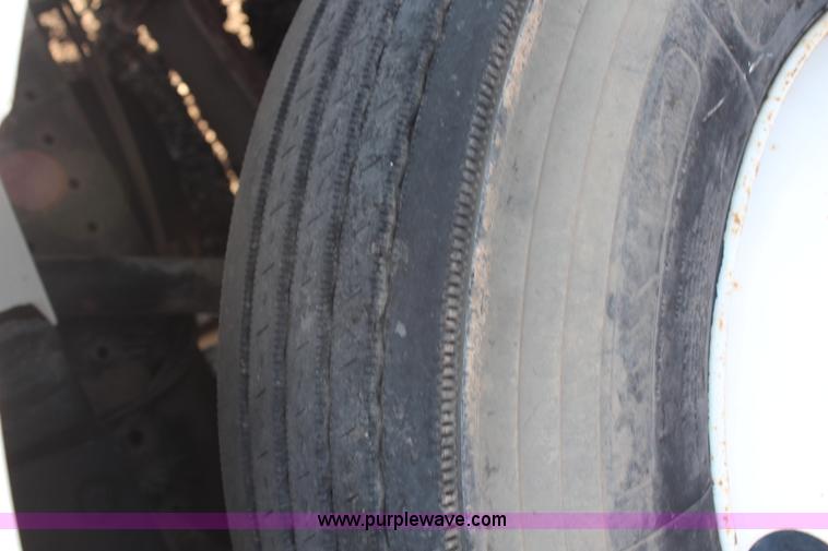 image for item G5390 1996 International 4700 semi truck