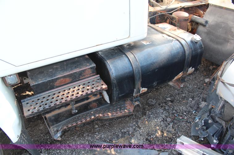 image for item G5390 1996 International 4700 semi truck