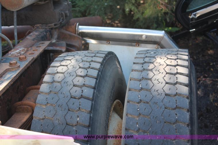 image for item G5390 1996 International 4700 semi truck