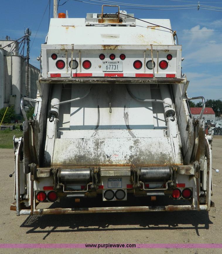 image for item G7901 2008 Peterbilt 335 refuse truck