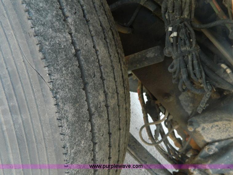 image for item G7901 2008 Peterbilt 335 refuse truck