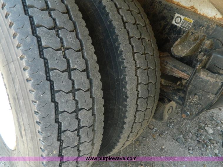 image for item G7901 2008 Peterbilt 335 refuse truck