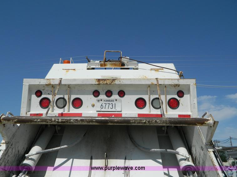 image for item G7901 2008 Peterbilt 335 refuse truck