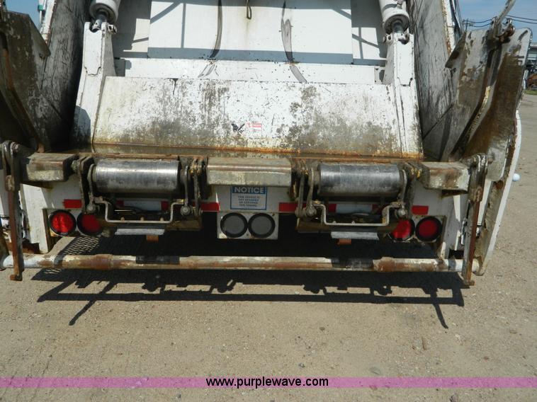 image for item G7901 2008 Peterbilt 335 refuse truck