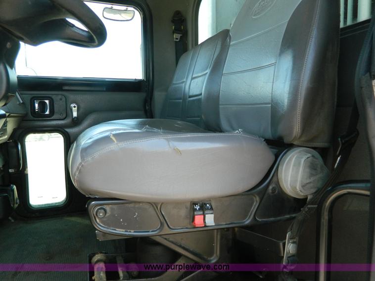 image for item G7901 2008 Peterbilt 335 refuse truck