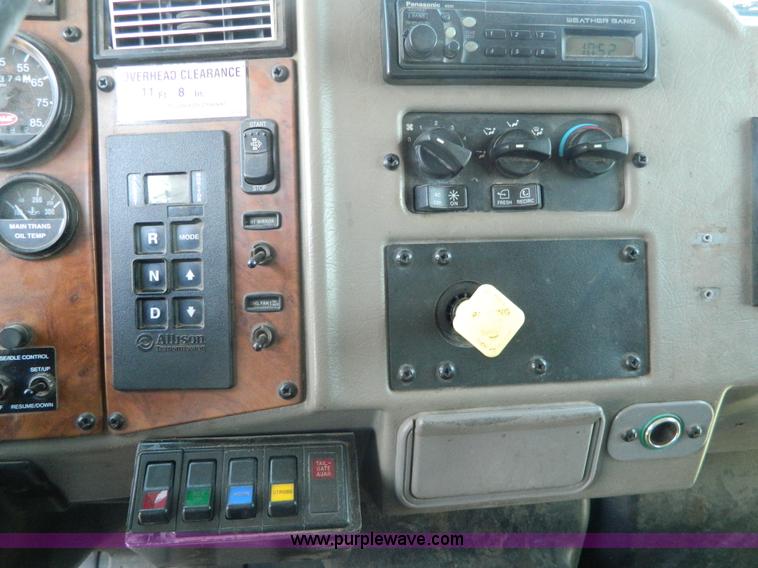 image for item G7901 2008 Peterbilt 335 refuse truck