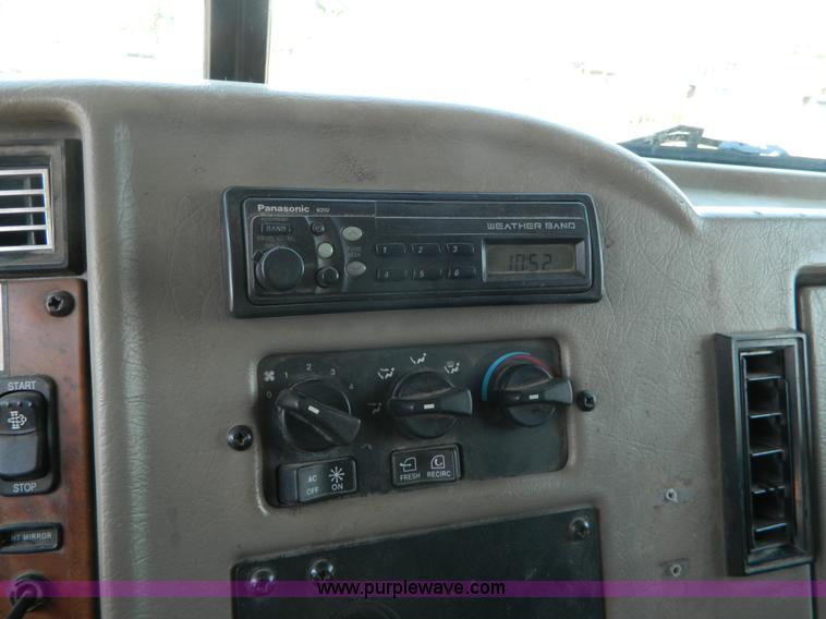 image for item G7901 2008 Peterbilt 335 refuse truck