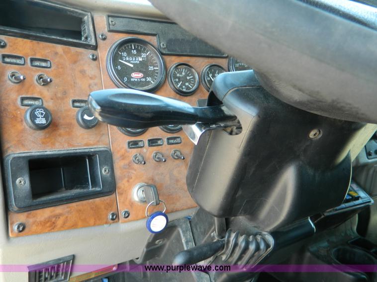 image for item G7901 2008 Peterbilt 335 refuse truck