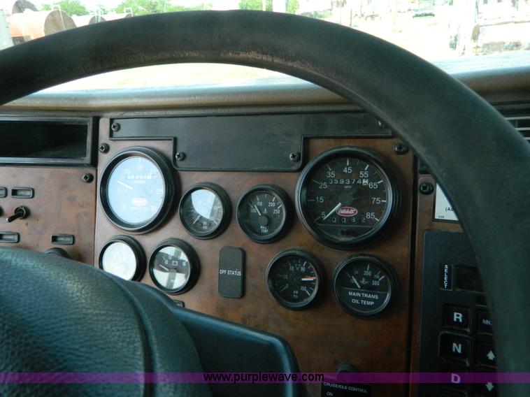 image for item G7901 2008 Peterbilt 335 refuse truck