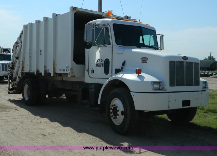 image for item G7902 2001 Peterbilt 330 refuse truck