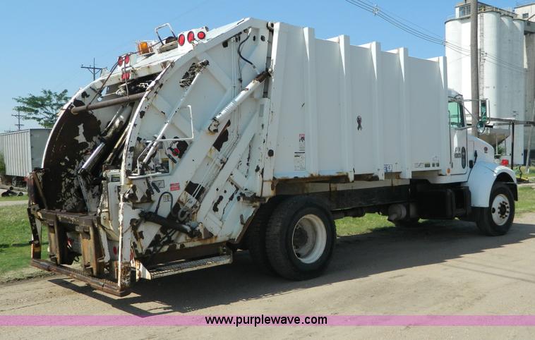 image for item G7902 2001 Peterbilt 330 refuse truck