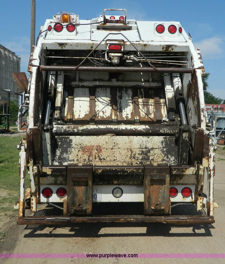 image for item G7902 2001 Peterbilt 330 refuse truck