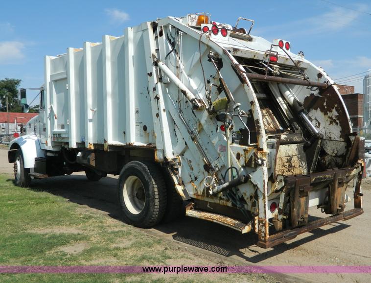 image for item G7902 2001 Peterbilt 330 refuse truck