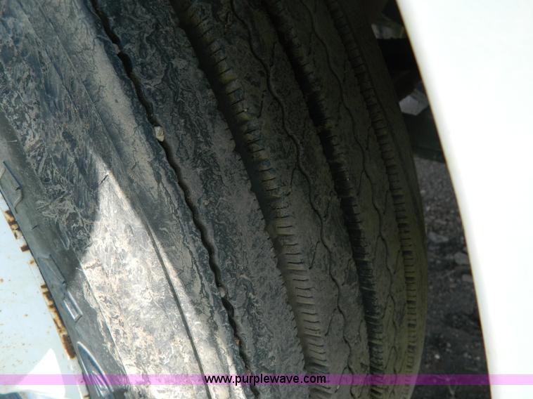 image for item G7902 2001 Peterbilt 330 refuse truck