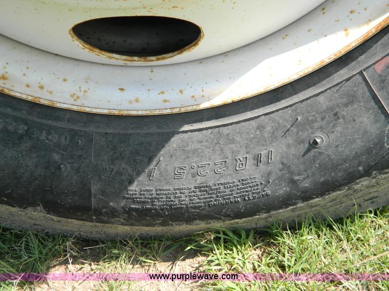 image for item G7902 2001 Peterbilt 330 refuse truck