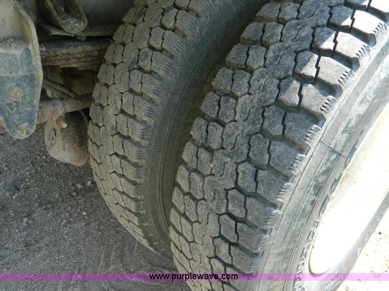 image for item G7902 2001 Peterbilt 330 refuse truck