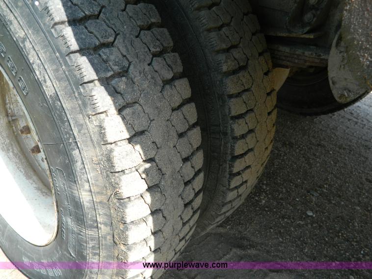 image for item G7902 2001 Peterbilt 330 refuse truck