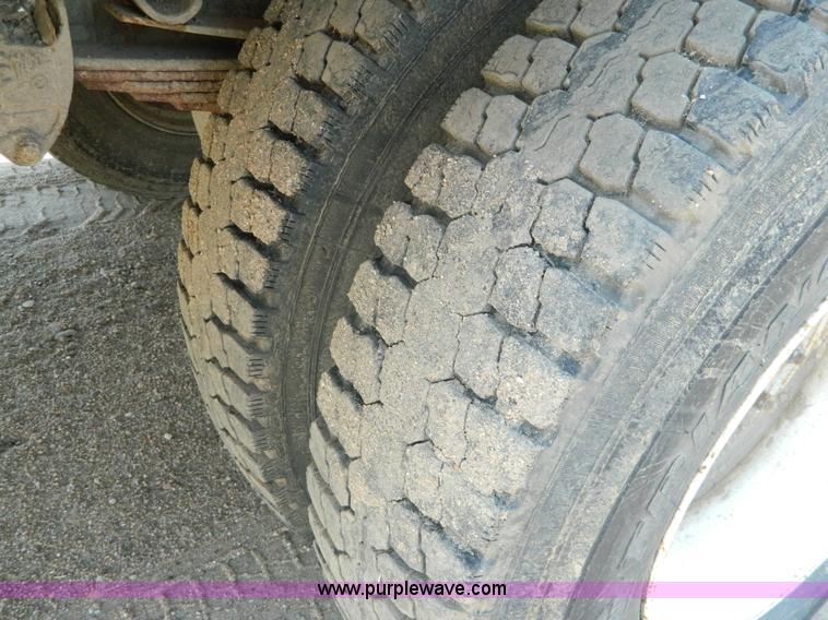 image for item G7902 2001 Peterbilt 330 refuse truck