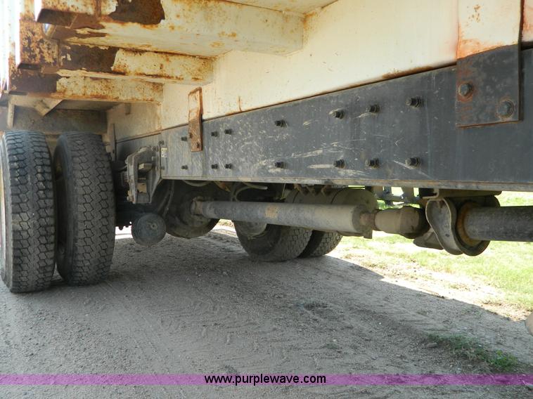 image for item G7902 2001 Peterbilt 330 refuse truck