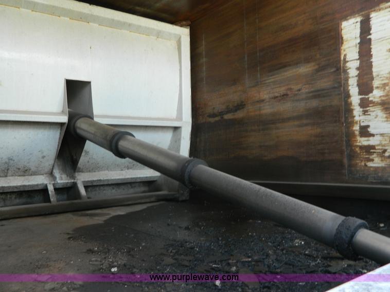 image for item G7902 2001 Peterbilt 330 refuse truck